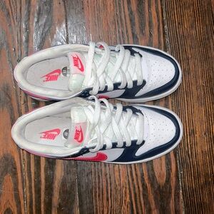 DUNK LOW GS OBSIDIAN FIERCE PINK….SIZE 5 IN BOYS